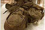 Más de un centenar de momias aborígenes de Gran Canaria permanecen apiladas en naves tras 17 años